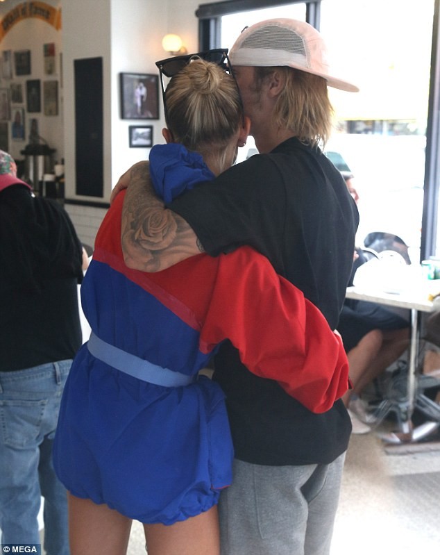 Justin Bieber - Hailey Baldwin ôm hôn, tình tứ không rời ở New York - ảnh 9