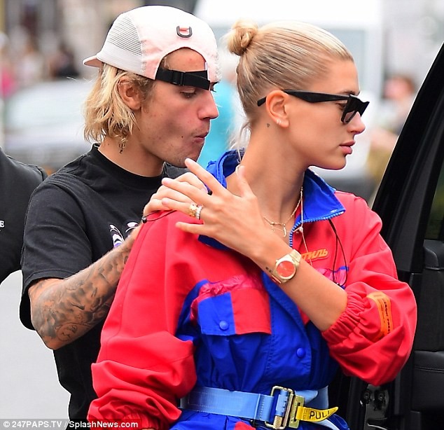 Justin Bieber - Hailey Baldwin ôm hôn, tình tứ không rời ở New York - ảnh 1