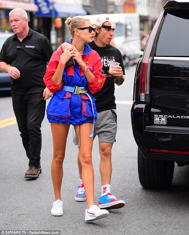 Justin Bieber - Hailey Baldwin ôm hôn, tình tứ không rời ở New York - ảnh 3