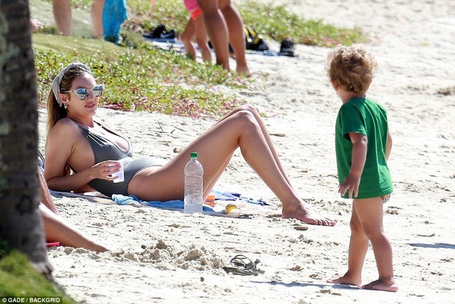 Thiên thần nội y Candice Swanepoel nảy nở gợi cảm sau sinh 1 tháng - ảnh 9