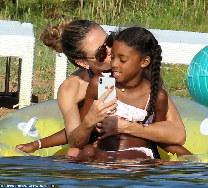 Siêu mẫu 4 con Heidi Klum quấn khăn làm áo tắm gợi cảm - ảnh 6