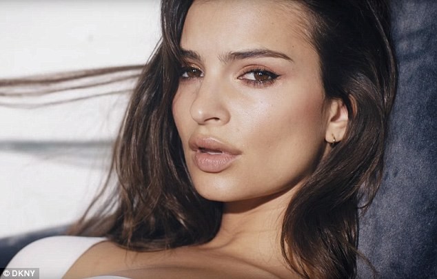 Emily Ratajkowski diện nội y gợi tình đến từng centimet - ảnh 16