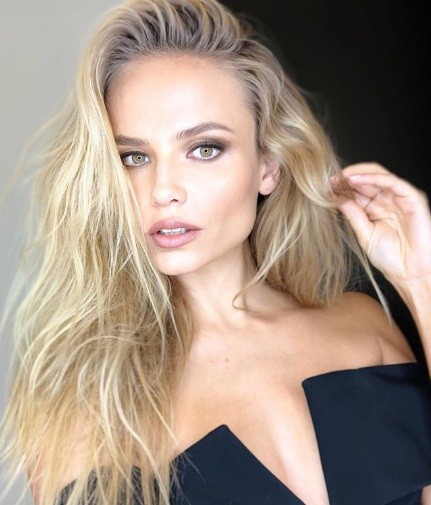 Mỹ nhân Nga Natasha Poly không nội y đi dạo biển - ảnh 13
