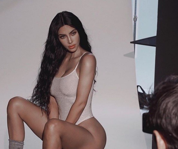 Dáng ‘đồng hồ cát’ tròn đầy nóng bỏng của Kim Kardashian - ảnh 8