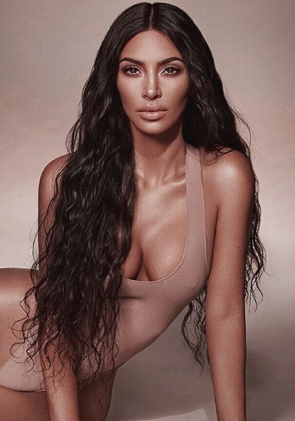 Dáng ‘đồng hồ cát’ tròn đầy nóng bỏng của Kim Kardashian - ảnh 2
