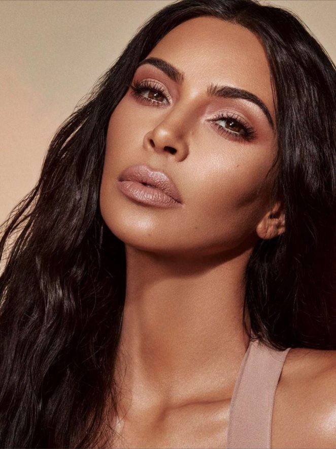 Dáng ‘đồng hồ cát’ tròn đầy nóng bỏng của Kim Kardashian - ảnh 4