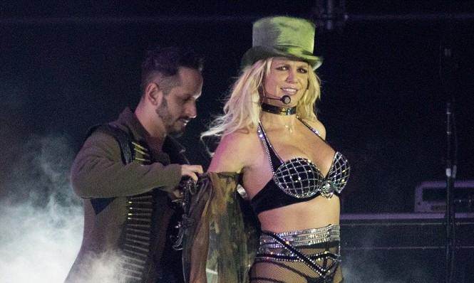 Mặc bốc lửa nhảy sung nhưng Britney Spears không nhớ đang diễn ở đâu - ảnh 9