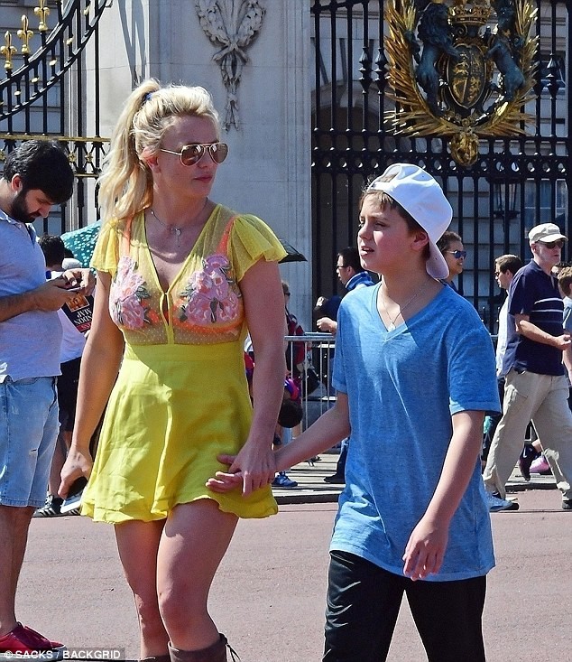Mặc bốc lửa nhảy sung nhưng Britney Spears không nhớ đang diễn ở đâu - ảnh 15