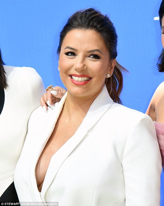 ‘Bà nội trợ kiểu Mỹ’ Eva Longoria không nội y lấp ló ngực đầy - ảnh 1