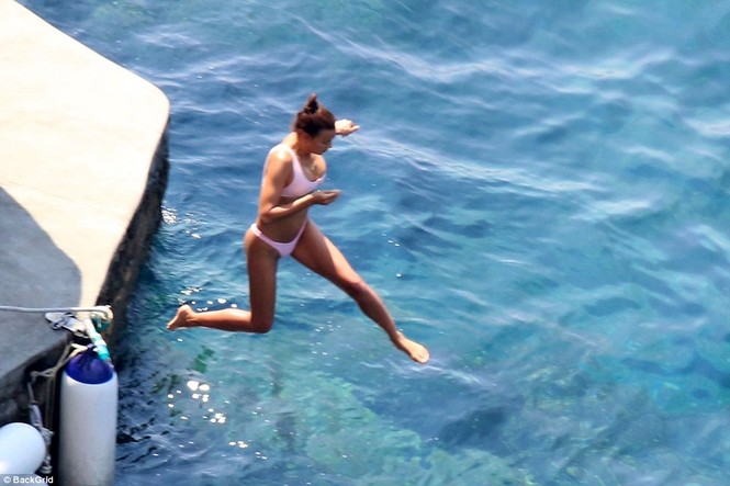 Mỹ nhân Nga Irina Shayk tắm biển cùng bạn trai ở Ý - ảnh 4