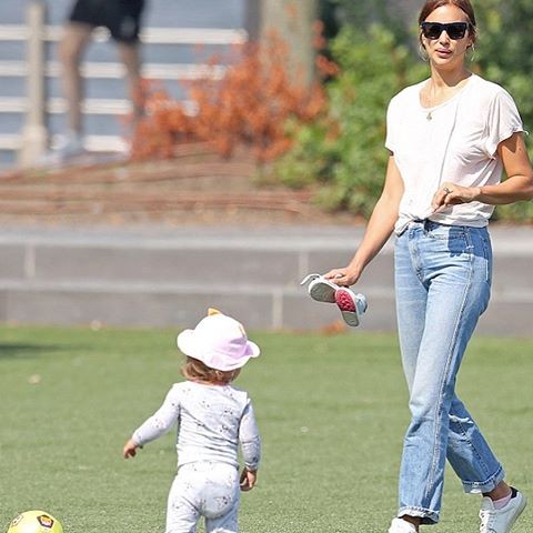 Mỹ nhân Nga Irina Shayk tắm biển cùng bạn trai ở Ý - ảnh 18