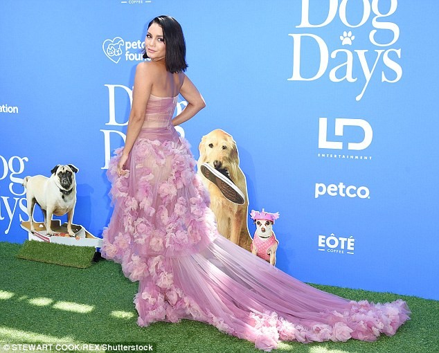 ‘Bà nội trợ kiểu Mỹ’ Eva Longoria không nội y lấp ló ngực đầy - ảnh 9
