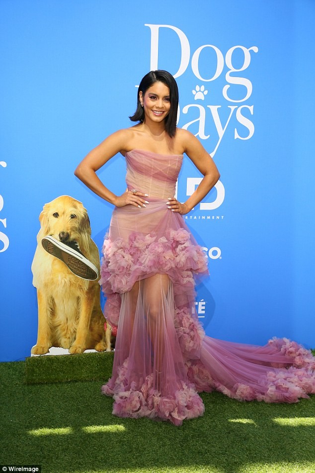 ‘Bà nội trợ kiểu Mỹ’ Eva Longoria không nội y lấp ló ngực đầy - ảnh 11