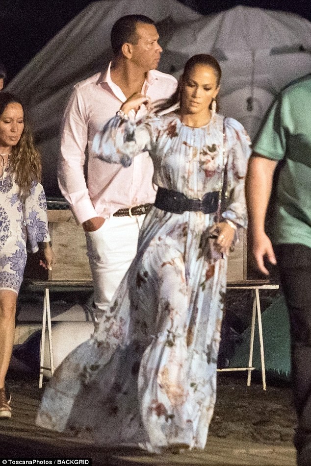 Jennifer Lopez nghỉ dưỡng cùng bồ trẻ kém 6 tuổi ở Ý - ảnh 16