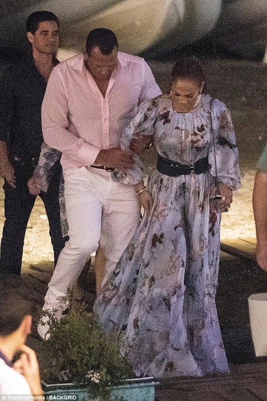 Jennifer Lopez nghỉ dưỡng cùng bồ trẻ kém 6 tuổi ở Ý - ảnh 17