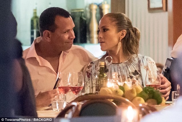 Jennifer Lopez nghỉ dưỡng cùng bồ trẻ kém 6 tuổi ở Ý - ảnh 15