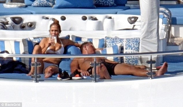Jennifer Lopez nghỉ dưỡng cùng bồ trẻ kém 6 tuổi ở Ý - ảnh 1