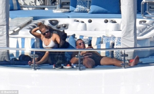 Jennifer Lopez nghỉ dưỡng cùng bồ trẻ kém 6 tuổi ở Ý - ảnh 3