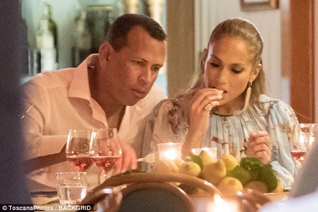 Jennifer Lopez nghỉ dưỡng cùng bồ trẻ kém 6 tuổi ở Ý - ảnh 14