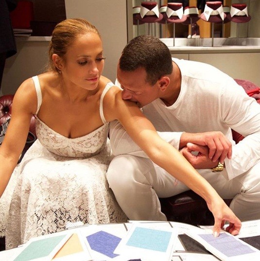 Jennifer Lopez 49 tuổi quyến rũ đầy sức sống - ảnh 2