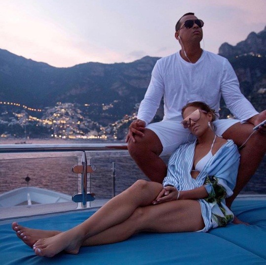 Jennifer Lopez 49 tuổi quyến rũ đầy sức sống - ảnh 7