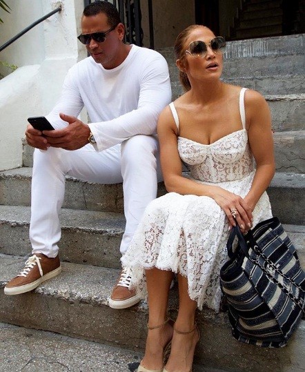 Jennifer Lopez 49 tuổi quyến rũ đầy sức sống - ảnh 1