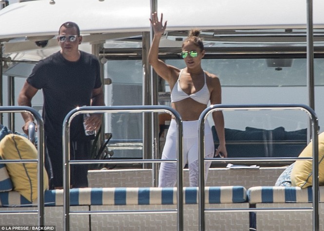 Jennifer Lopez nghỉ dưỡng cùng bồ trẻ kém 6 tuổi ở Ý - ảnh 12