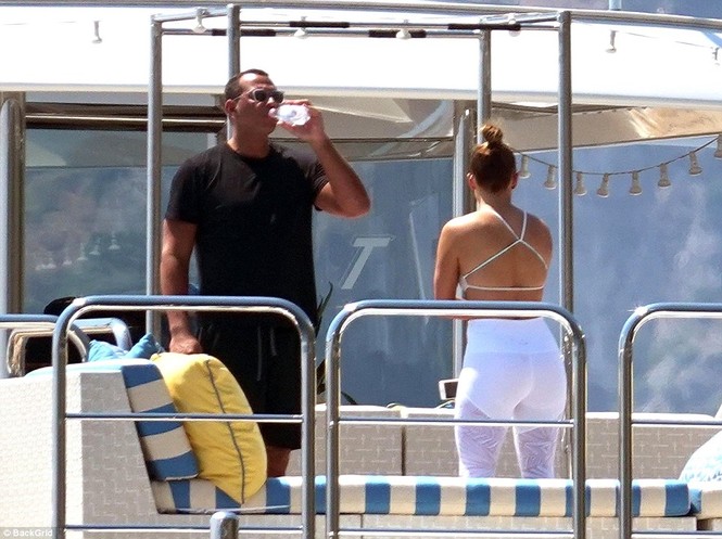 Jennifer Lopez nghỉ dưỡng cùng bồ trẻ kém 6 tuổi ở Ý - ảnh 13