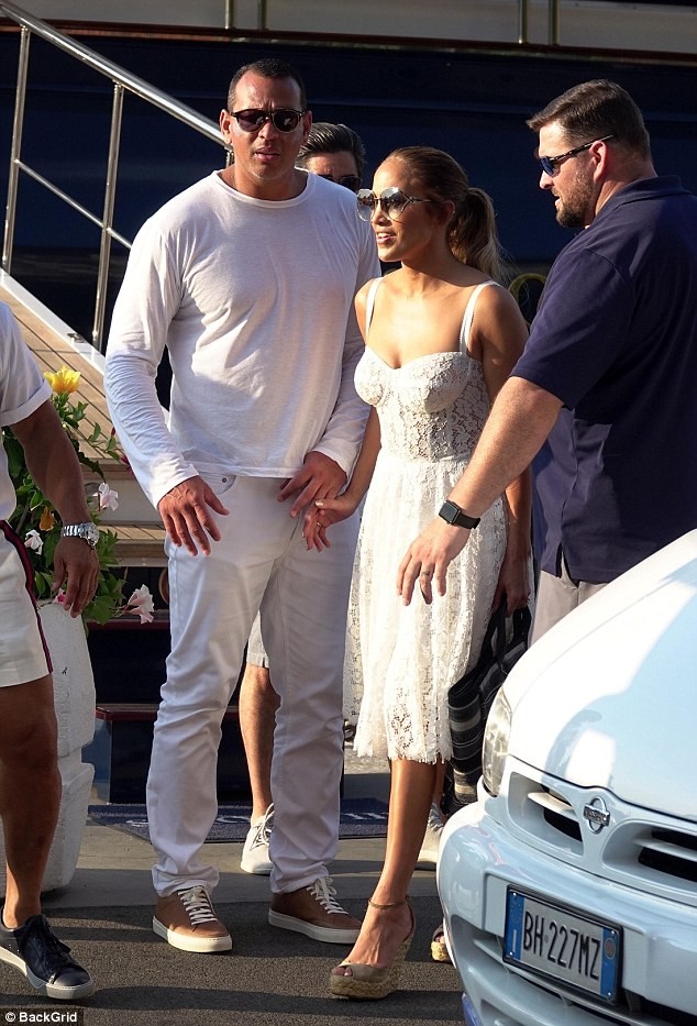 Jennifer Lopez 49 tuổi quyến rũ đầy sức sống - ảnh 3