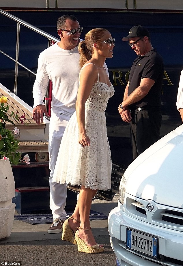 Jennifer Lopez 49 tuổi quyến rũ đầy sức sống - ảnh 4