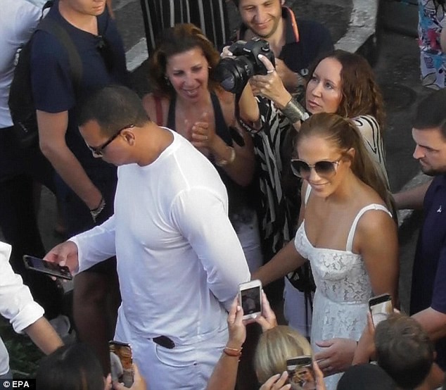 Jennifer Lopez 49 tuổi quyến rũ đầy sức sống - ảnh 6
