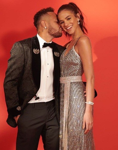 Bạn gái Neymar nóng bỏng giữa nắng biển ở đảo thiên đường Santorini - ảnh 2