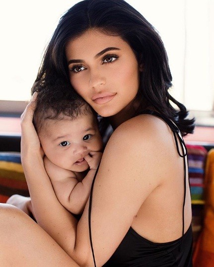 Kylie Jenner siêu gợi cảm bế con gái xinh như thiên thần - ảnh 1