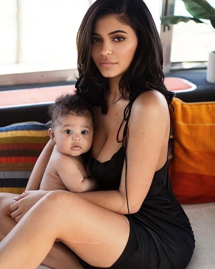 Kylie Jenner siêu gợi cảm bế con gái xinh như thiên thần - ảnh 2