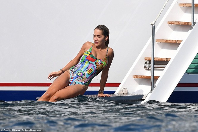 Rita Ora áo tắm rực lửa ‘đốt cháy’ nắng hè ở Ý - ảnh 3