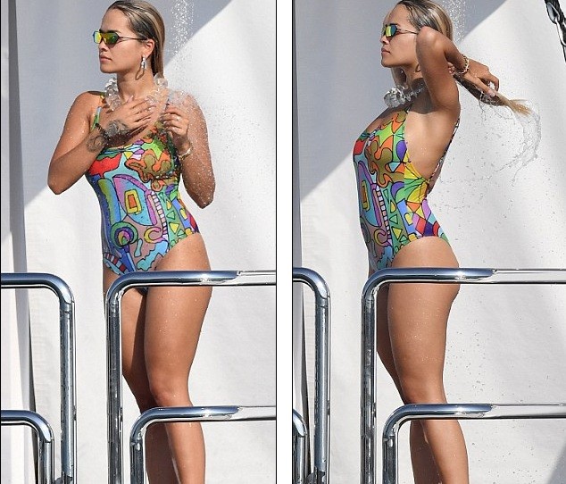 Rita Ora áo tắm rực lửa ‘đốt cháy’ nắng hè ở Ý - ảnh 2