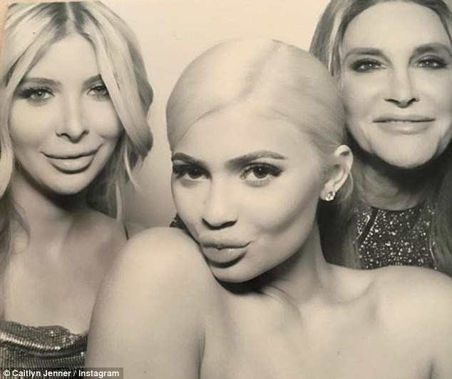 Cô út nhà Kardashian được bạn trai tặng Rolls Royce trong tiệc sinh nhật xa hoa - ảnh 12