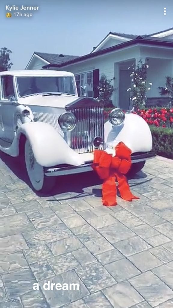 Cô út nhà Kardashian được bạn trai tặng Rolls Royce trong tiệc sinh nhật xa hoa - ảnh 2