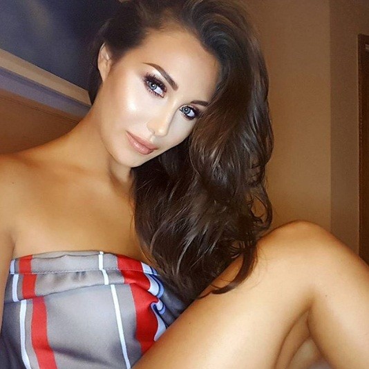 Mỹ nhân người Anh Chloe Goodman ‘quên’ nội y tản bộ ra phố - ảnh 8