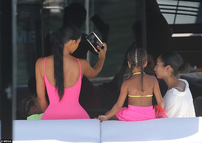 Kim ‘siêu vòng ba’ mặc bó sát đi nghỉ cùng các con ở Miami - ảnh 11