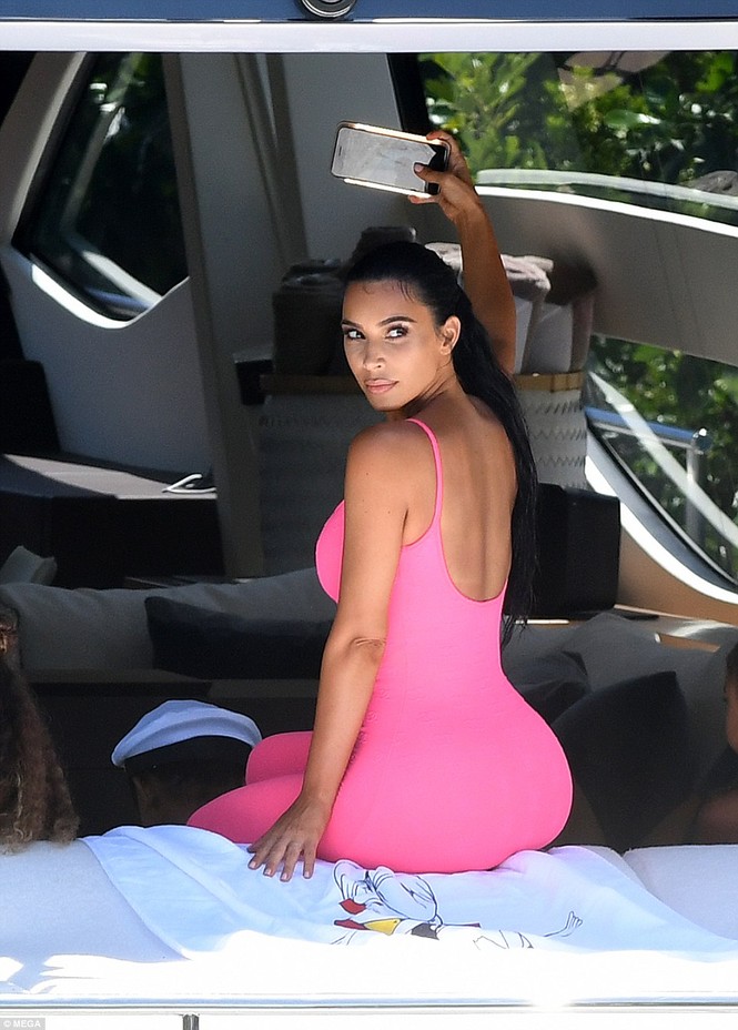 Kim ‘siêu vòng ba’ mặc bó sát đi nghỉ cùng các con ở Miami - ảnh 12
