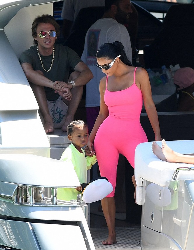 Kim ‘siêu vòng ba’ mặc bó sát đi nghỉ cùng các con ở Miami - ảnh 13