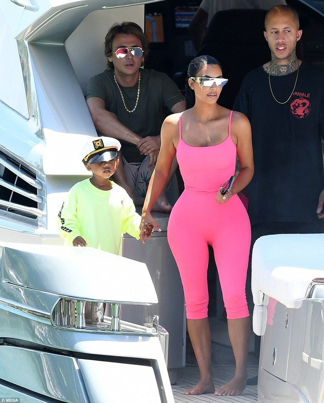 Kim ‘siêu vòng ba’ mặc bó sát đi nghỉ cùng các con ở Miami - ảnh 14