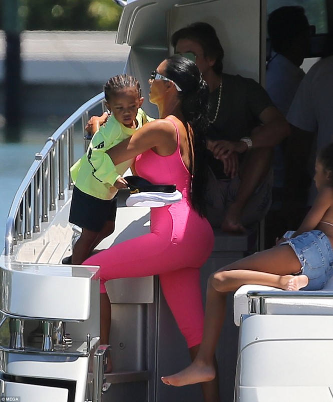 Kim ‘siêu vòng ba’ mặc bó sát đi nghỉ cùng các con ở Miami - ảnh 15