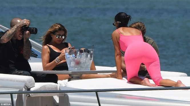 Kim ‘siêu vòng ba’ mặc bó sát đi nghỉ cùng các con ở Miami - ảnh 19