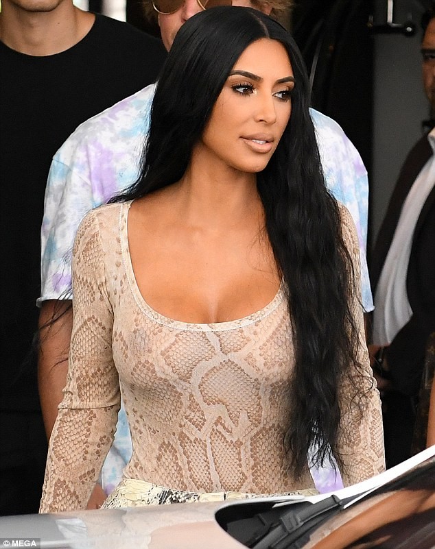 Kim Kardashian – ‘Tắc kè hoa’ nóng bỏng của showbiz - ảnh 10