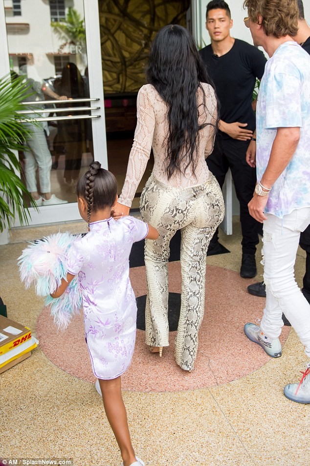 Kim Kardashian – ‘Tắc kè hoa’ nóng bỏng của showbiz - ảnh 11