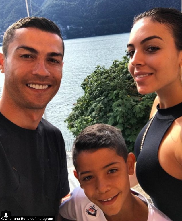 Cristiano Ronaldo khoe ảnh cùng bồ trẻ và 4 con trong màu áo Juventus - ảnh 2