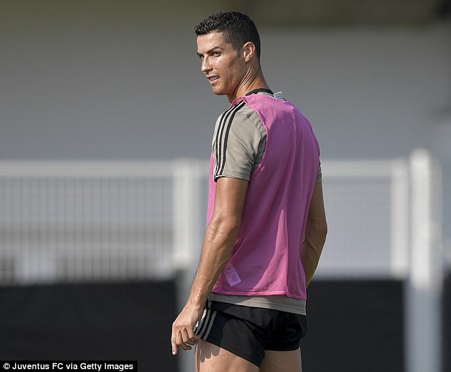 Cristiano Ronaldo khoe ảnh cùng bồ trẻ và 4 con trong màu áo Juventus - ảnh 3
