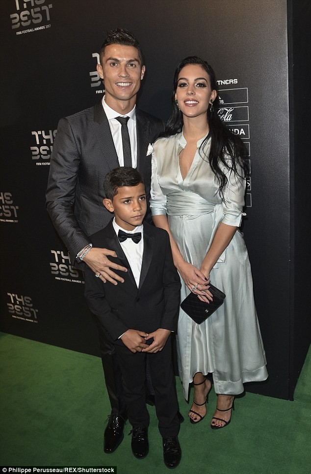 Cristiano Ronaldo khoe ảnh cùng bồ trẻ và 4 con trong màu áo Juventus - ảnh 4